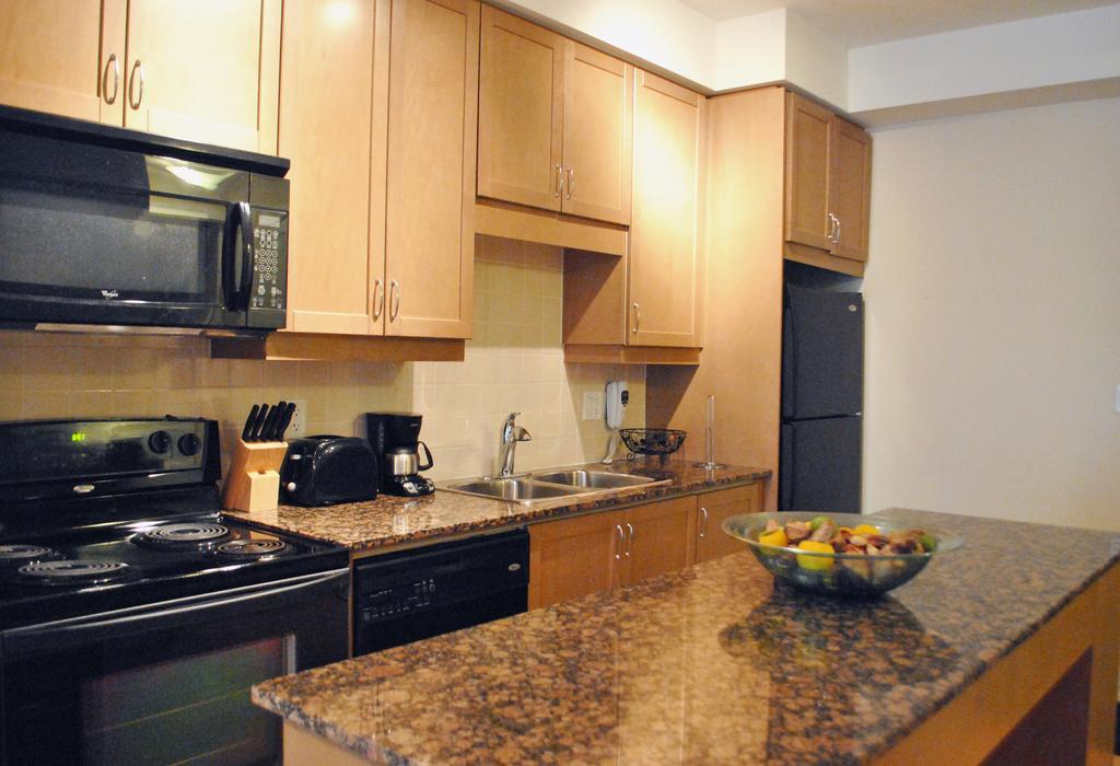 Livingsuites Toronto - 20 Blue Jays Way Экстерьер фото