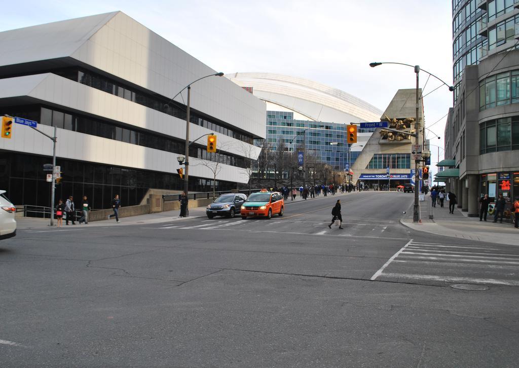 Livingsuites Toronto - 20 Blue Jays Way Экстерьер фото